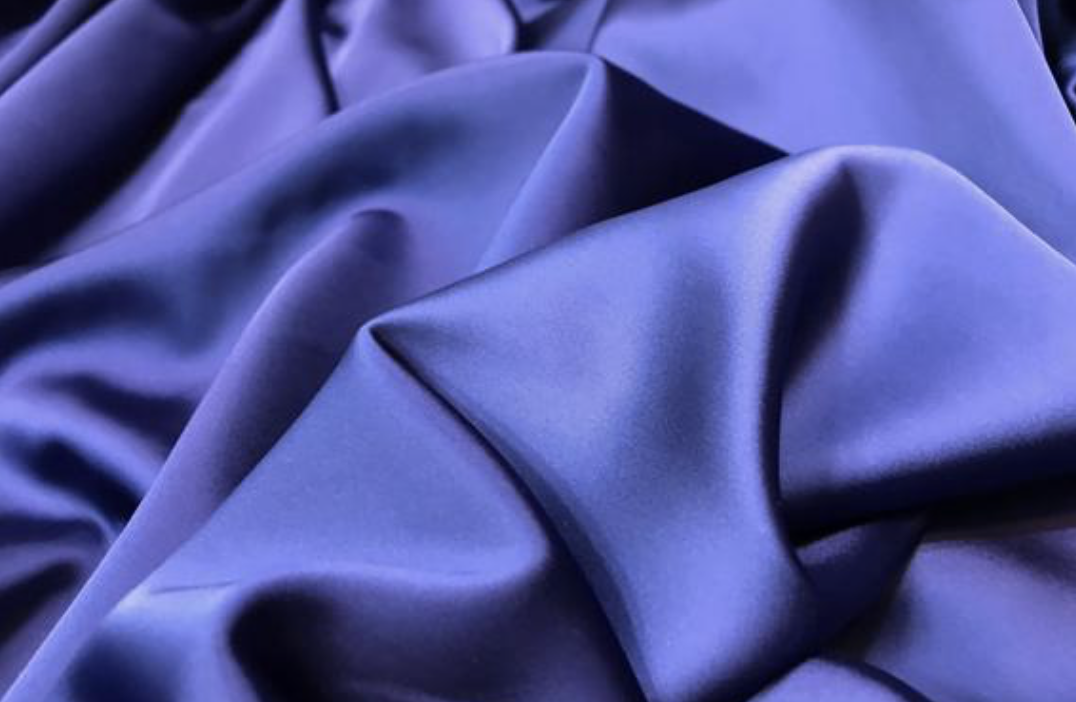 Étoffe satinée violet profond